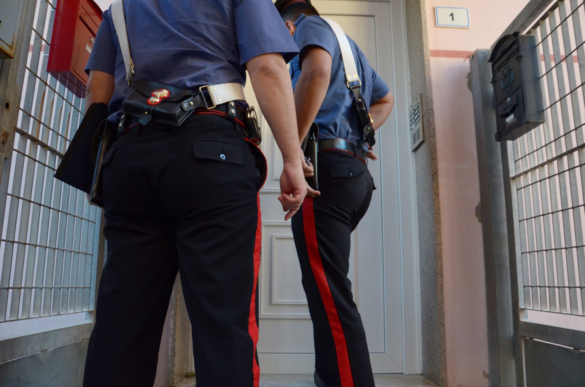 Fluminimaggiore, minaccia la madre e all’arrivo dei carabinieri si barrica in camera: stalker in manette