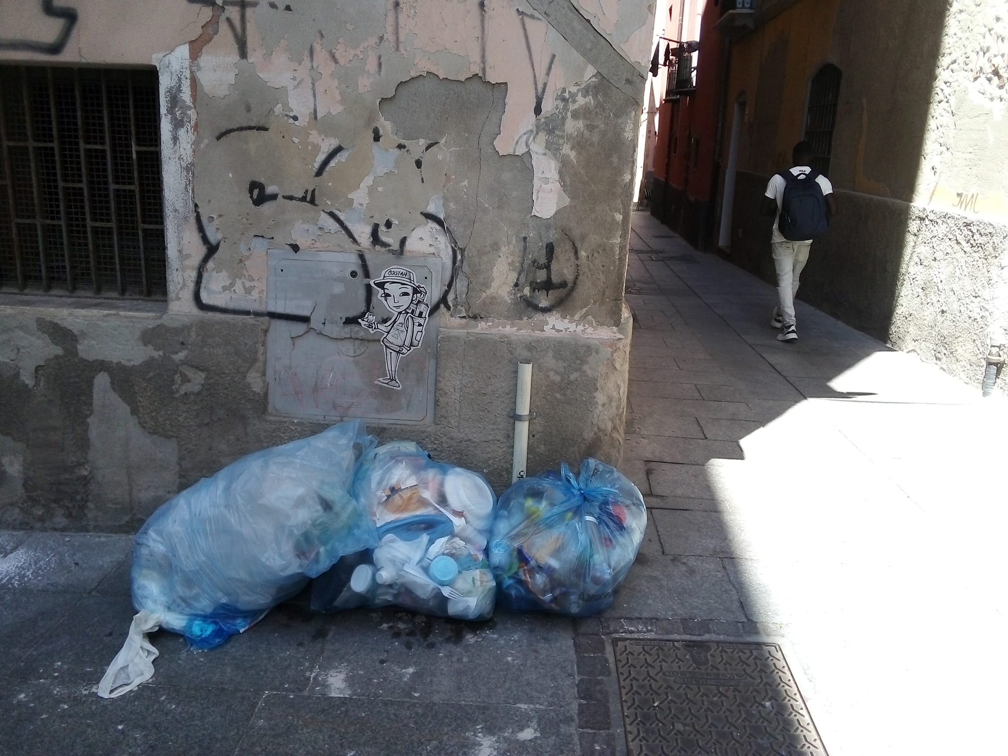 Rifiuti abbandonati a Cagliari, task force del Comune per presidiare e pulire le vie del centro