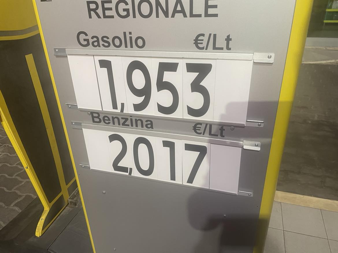 Cagliari, scandalo benzina: un litro in centro vola oltre i due euro nell’indifferenza dei politici