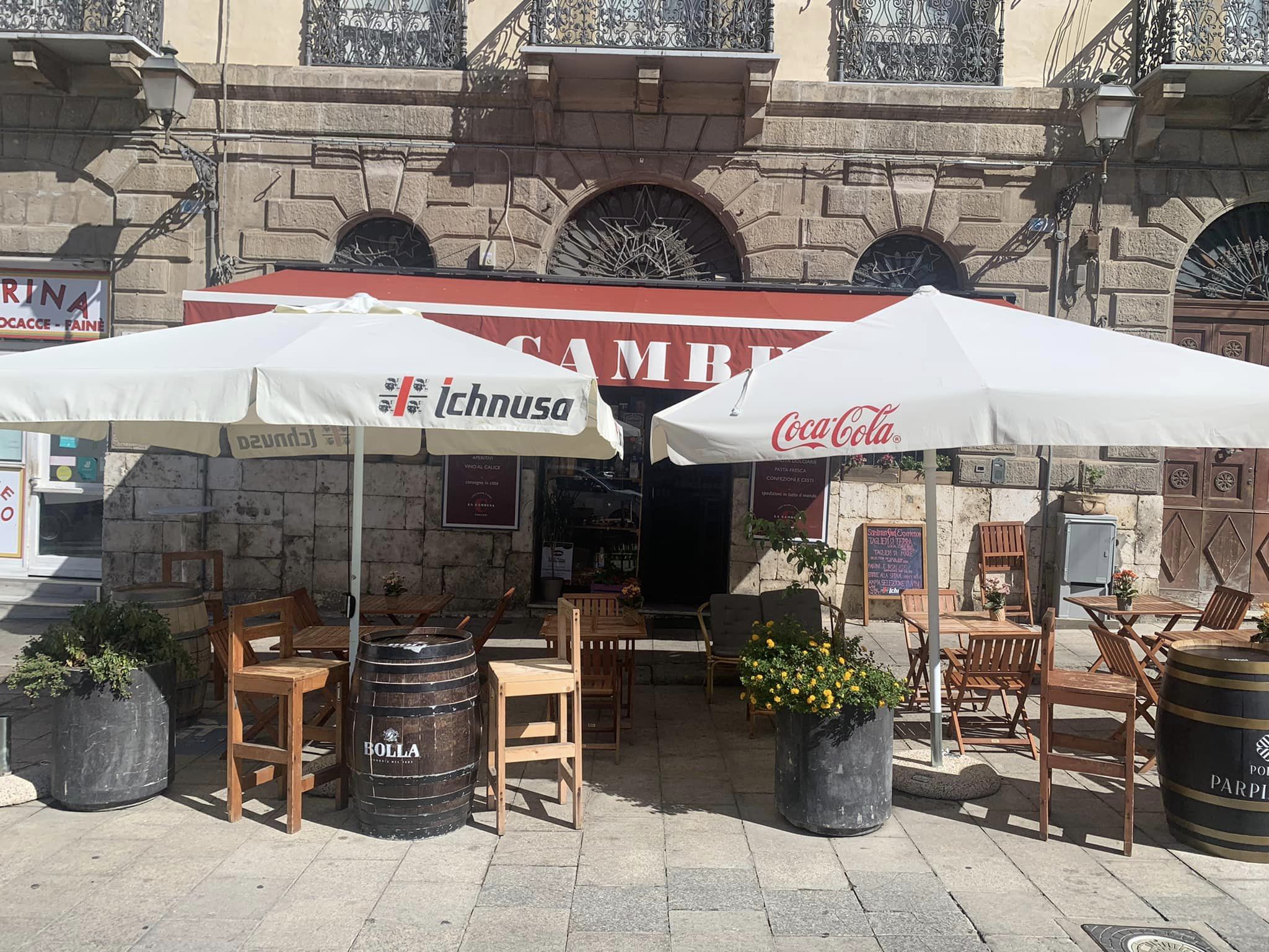 Tavolini, sedie, divanetto e botti in strada: tutto abusivo, stangata all’enoteca di piazza Yenne a Cagliari