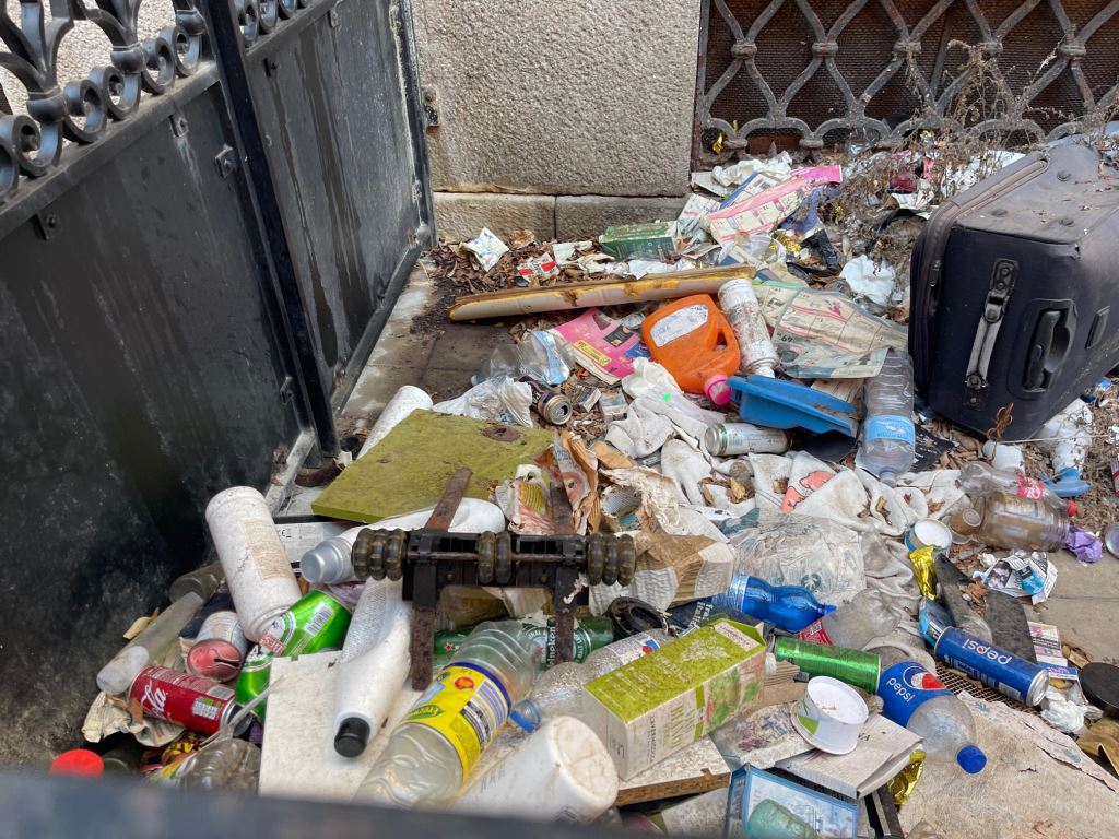 Degrado in piazza del Carmine, la denuncia di un avvocato: “Poste e Comune colpevoli, qui è uno schifo”