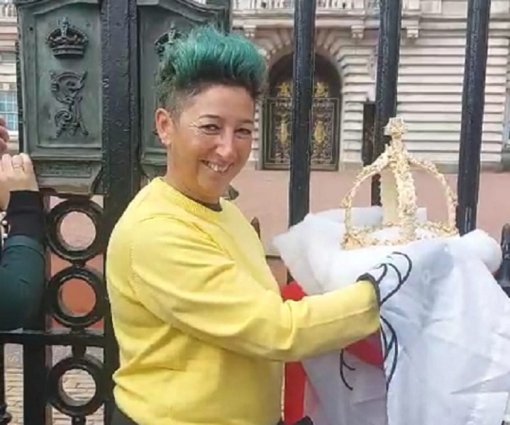 La chef pizzaiola di Cagliari conquista Londra: donata una corona di pane a re Carlo III