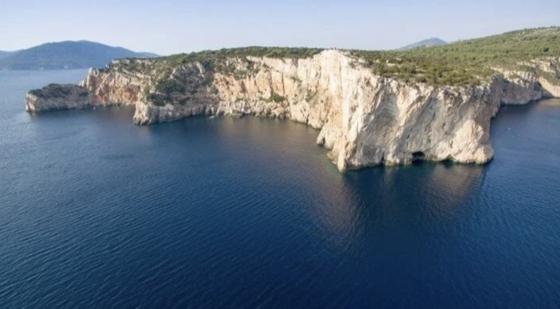 Alghero, 30mila firme per salvare la falesia dai lavori che rischiano di danneggiarla