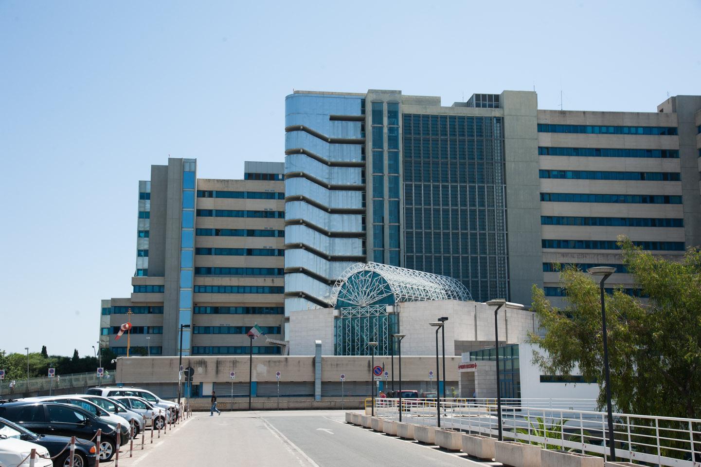 Non ha la mascherina e dice di essere armato, squilibrato bloccato dai carabinieri al Brotzu