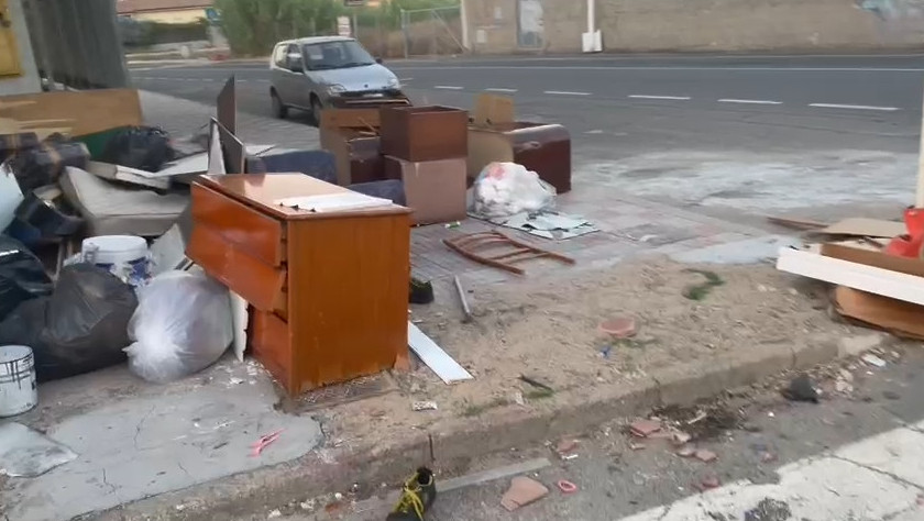 Pirri, il salotto in strada degli incivili: la discarica ignorata dal Comune