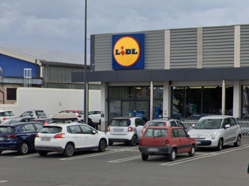 Cagliari, ruba alla Lidl e tenta la fuga dopo aver spinto un dipendente: operaio senegalese in manette