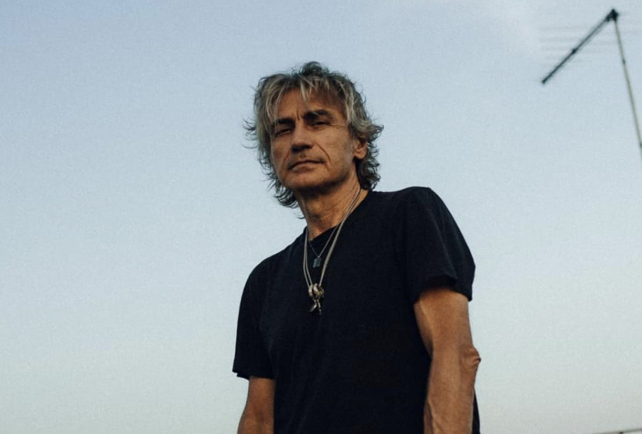 Ligabue torna con “Dedicato a noi”, undici brani di intensa poesia: la recensione dell’album