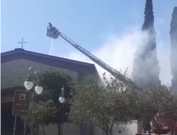 Paura a Monserrato, scoppia un incendio sul tetto della chiesa del Santissimo Redentore (VIDEO)