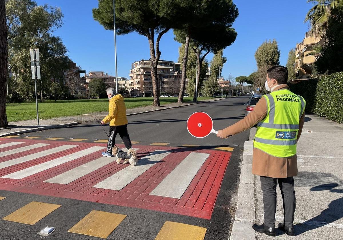 Cagliari, da pirati della strada a angeli dei pedoni: aiuteranno i passanti sulle strisce delle zone a rischio