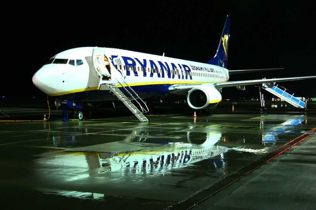 Rotte tagliate e ritardi choc, caos Ryanair in Sardegna: “Il Cagliari-Bergamo decollato dopo 8 ore”