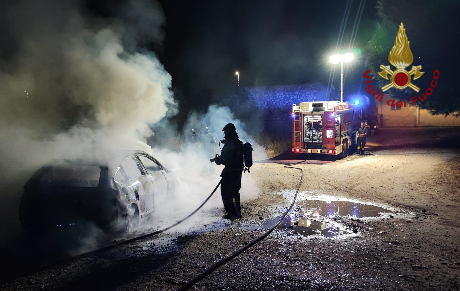 Cagliari, paura nel quartiere Sant’Elia: auto in fiamme nella notte