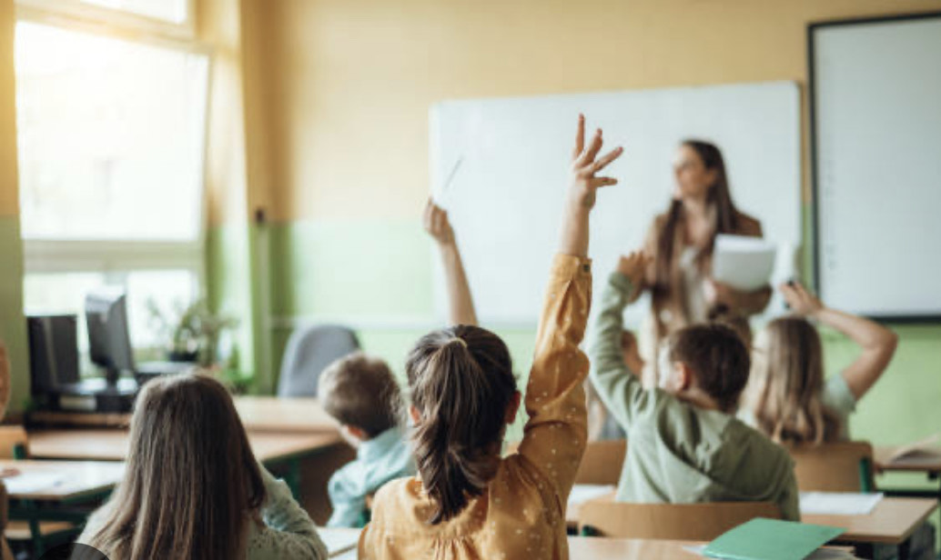 Senorbì, blitz della polizia Locale davanti alla scuola primaria: patente sospesa all’autista dello scuolabus