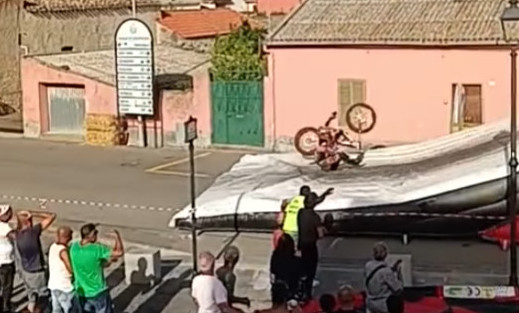 Lunamatrona, lo stunt Emanuel Angius sbaglia una manovra e precipita con la moto (VIDEO)