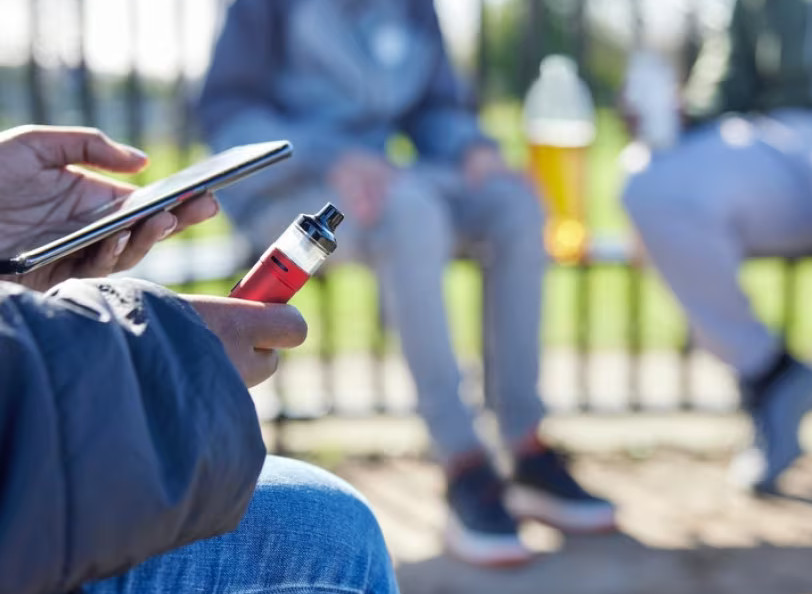 Cagliari, emergenza sigarette elettroniche vendute anche a 11enni: l’ultima follia nelle notti dei giovanissimi