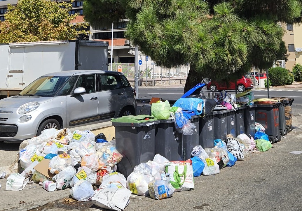 Rifiuti a Cagliari, cumuli di spazzatura in via Timavo: “I regali sotto l’albero aumentano”