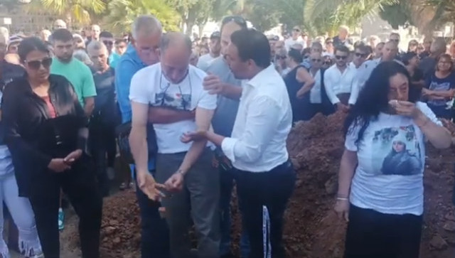 Le preghiere ad Allah, la terra sopra la bara e il malore: così Omar Zaher al funerale della figlia Najibe