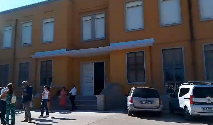 Cagliari, addio per sempre alle tende in via Stoccolma: 200 alunni alla Italo Stagno (VIDEO)