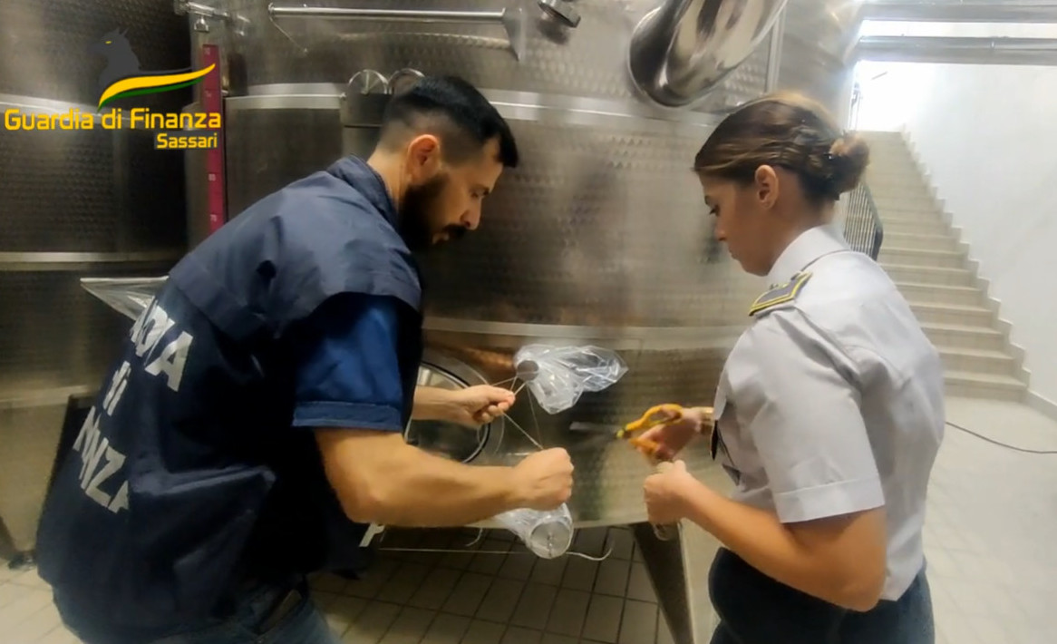 Vino miscelato e spacciato per puro Vermentino e Cannonau sardo, truffa milionaria: coppia di imprenditori nei guai