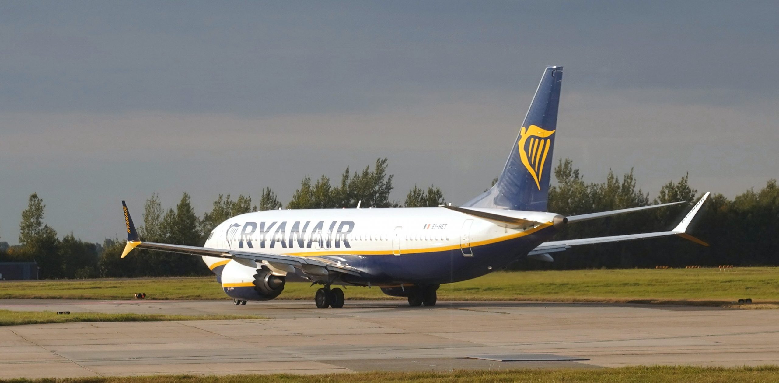 Disastro Ryanair, il volo per Catania parte con 6 ore di ritardo: “Passeggeri accampati a Elmas”