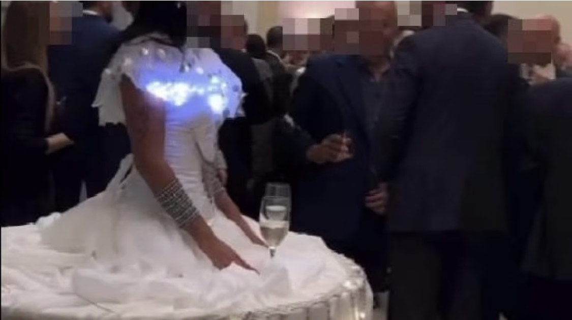 Al Gala del Consorzio Zai ragazze usate come tavolini, la vice sindaca di Verona Bissoli: “Scena irrispettosa”