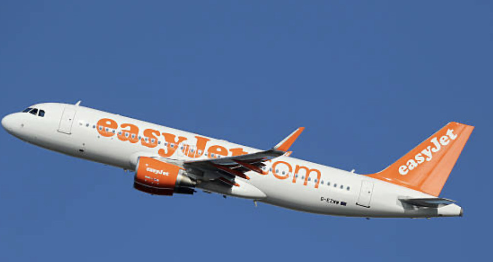 Un passeggero defeca a terra nel bagno dell’aereo, volo cancellato