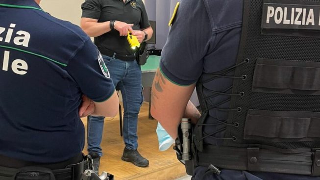 Pistola e taser dopo corsi e esami per i vigili urbani di Quartu: “Finalmente saranno armati”