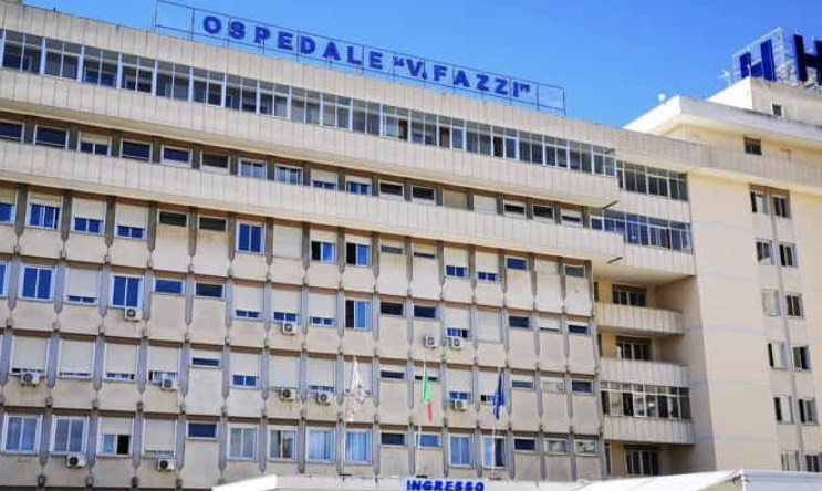 Tragedia della strada, 22 enne muore in un incidente: ferita la sua compagna incinta