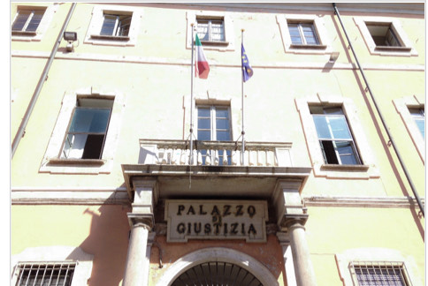 Perde la madre e viene affidata agli zii, presa a cinghiate e maltrattata