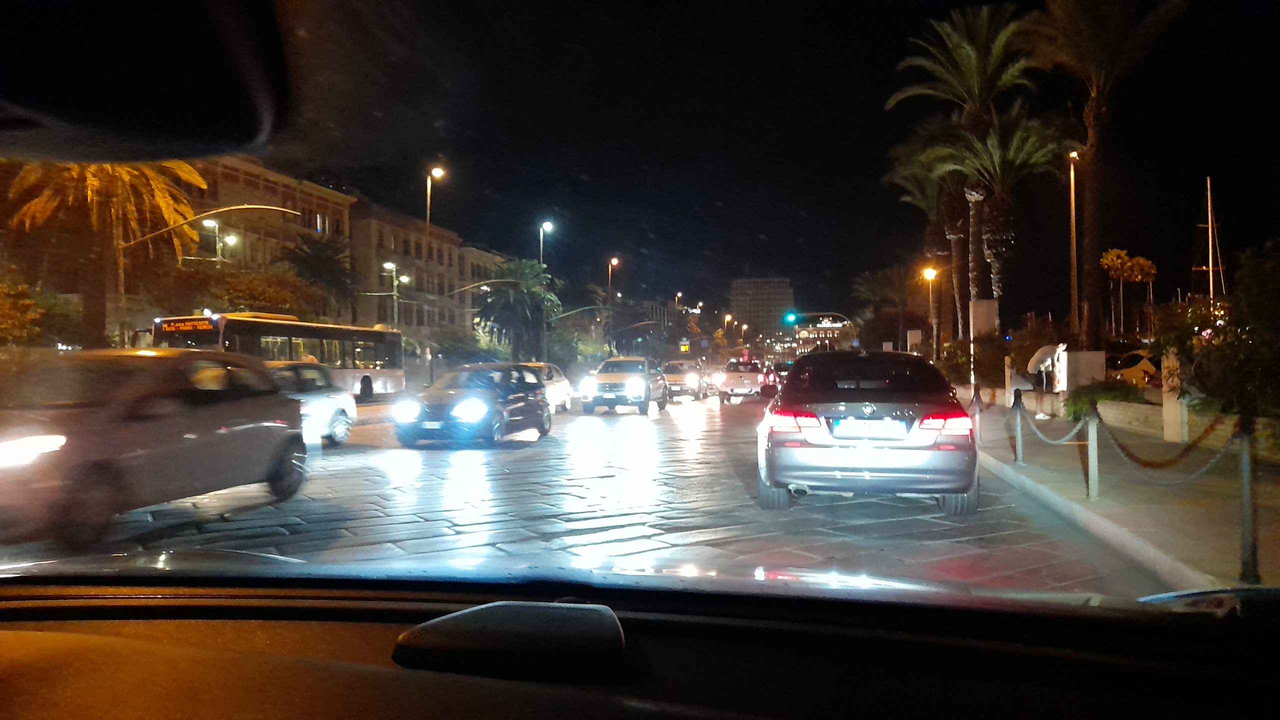 Cagliari, migliaia di automobilisti bloccati:  sabato sera horror nella via Roma sbancata, rabbia e proteste