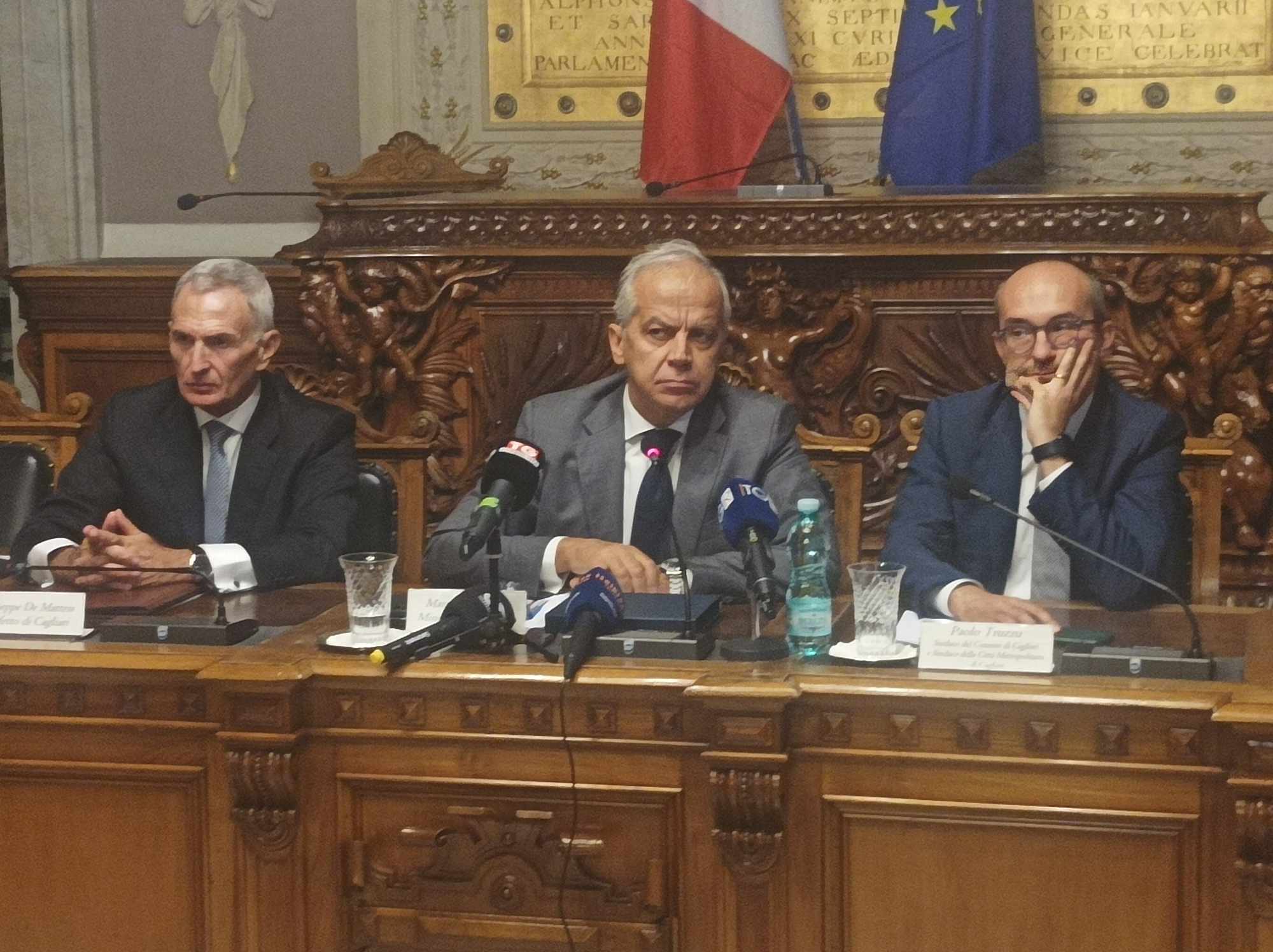 Piantedosi a Cagliari: “Attenzione alta sul rischio mafia, i migranti regolari possono essere un aiuto contro lo spopolamento”