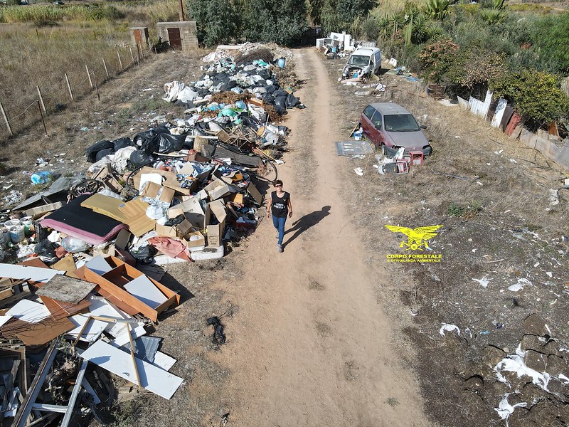 Capoterra, scoperta col drone una mega discarica abusiva con rifiuti pericolosi: denunciato un imprenditore