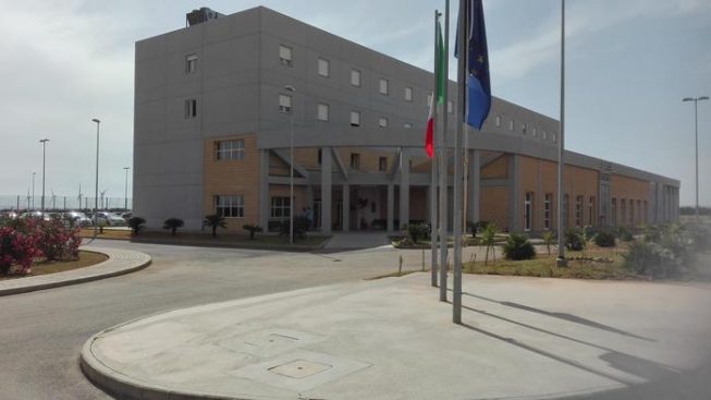 Follia nel carcere di Uta, detenuto incendia la cella e picchia un agente: 6 poliziotti intossicati