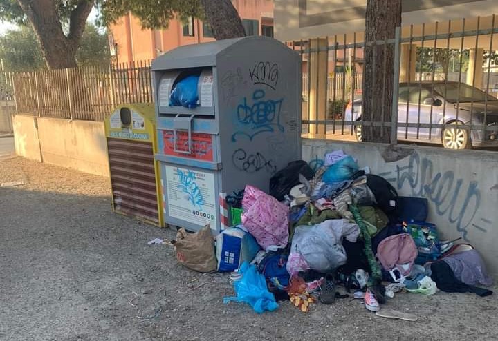 Assemini, contenitori per la raccolta dell’olio e dell’abbigliamento troppo pieni