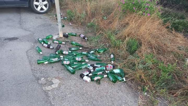 Sardara, decine di bottiglie di birra abbandonate nell’incrocio della Madonnina per le Terme