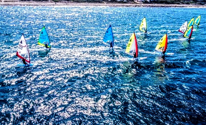 Sant’Anna Arresi, la Baia di Porto Pino invasa da vele di mille colori