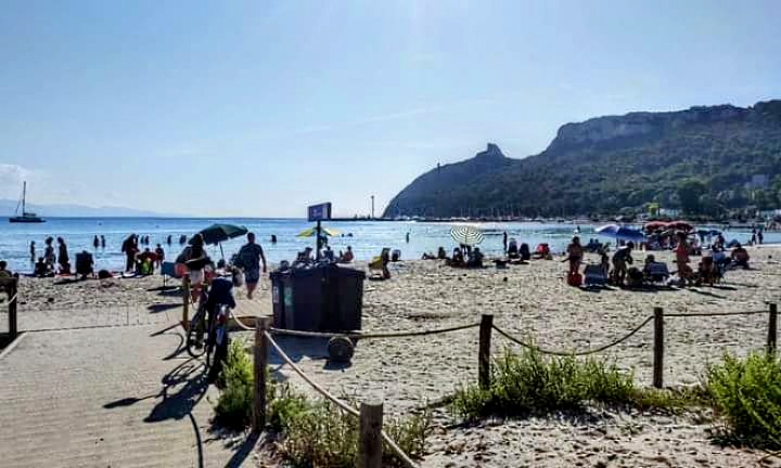 Estate infinita, tuffi e tintarella anche a ottobre: pienone nella spiaggia del Poetto a Cagliari