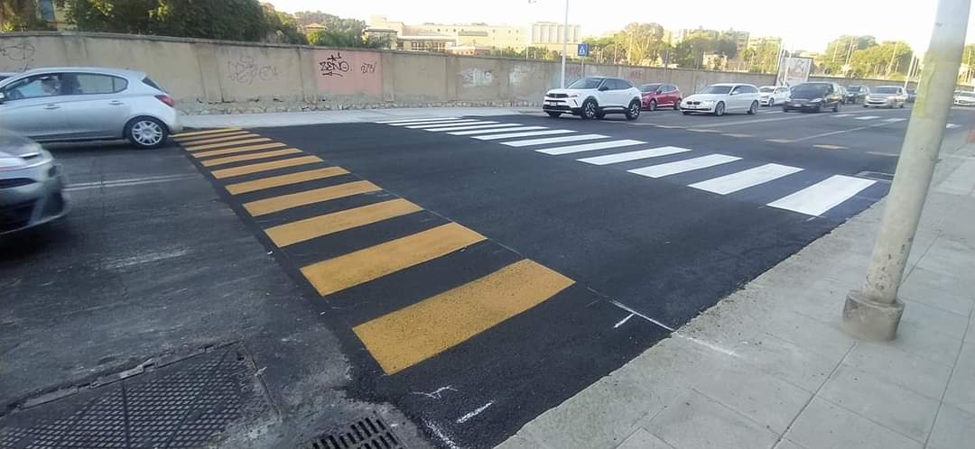Caos traffico a Cagliari, in via Cadello le nuove strisce pedonali rialzate: ok alla pista ciclabile