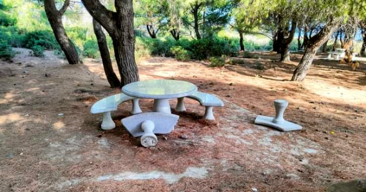 Sarroch, vandali nel parco cittadino: strappate le panchine in pietra