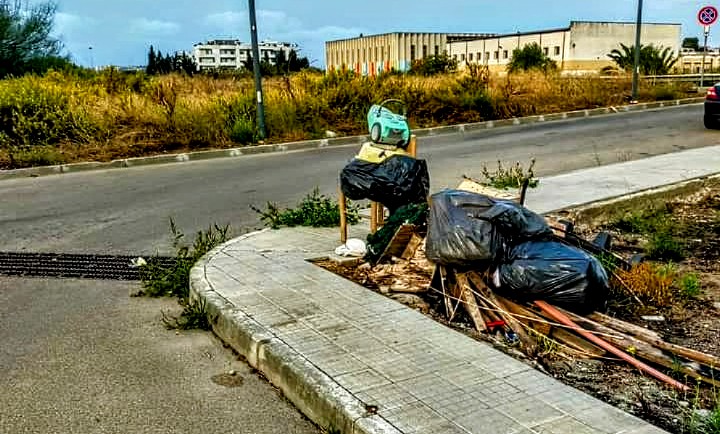 Selargius incivile, sedie e aspirapolvere fra i rifiuti abbandonati