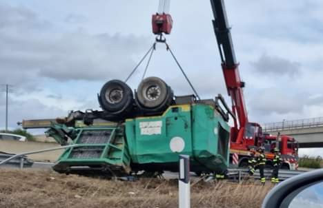Paura sulla Ss 131, macchinario scivola dal carroattrezzi e si schianta contro il guardrail