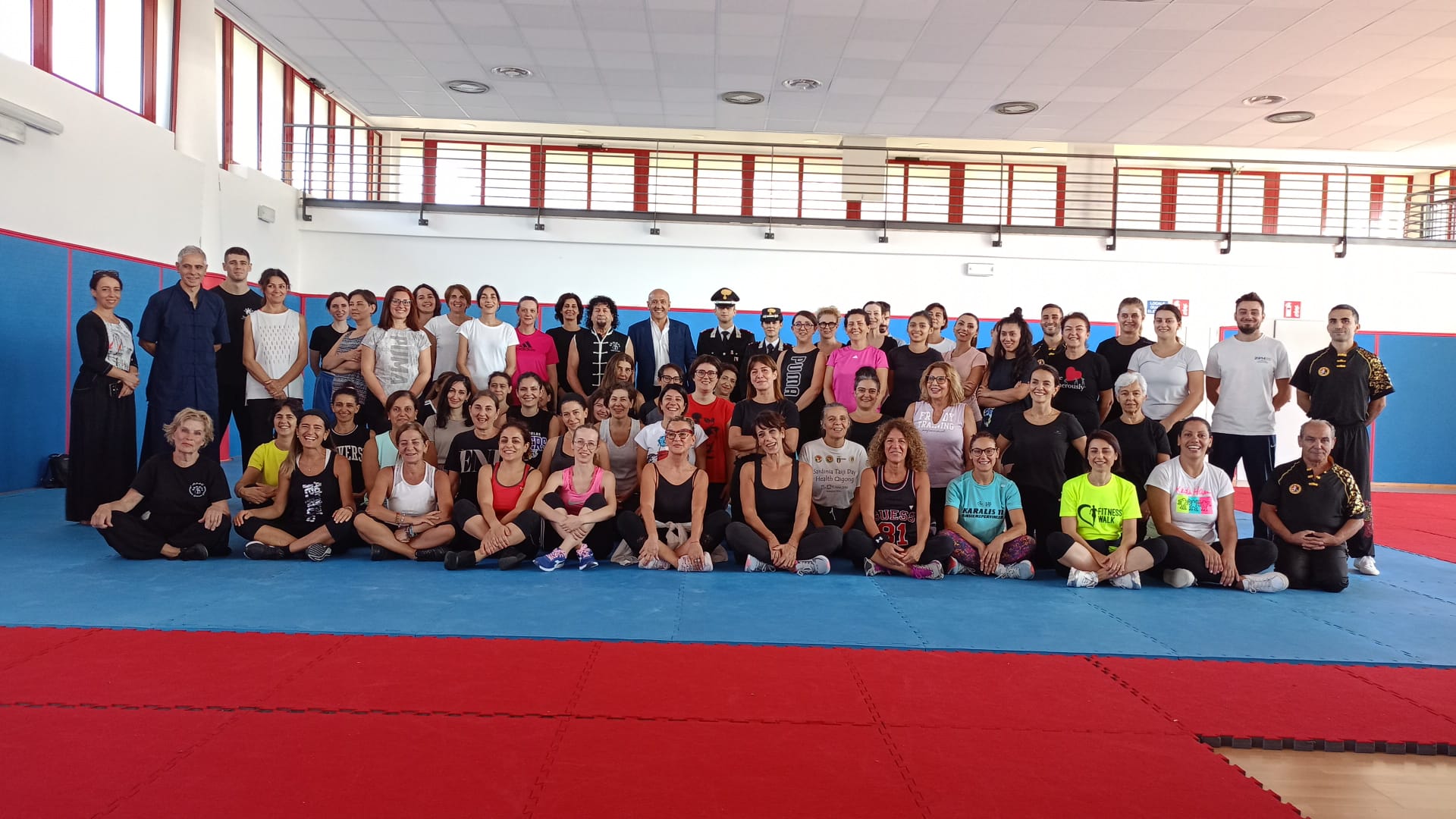 Un trionfo di coraggio: il corso gratuito di difesa personale per donne riscuote un successo straordinario all’Arena Palafiwuk