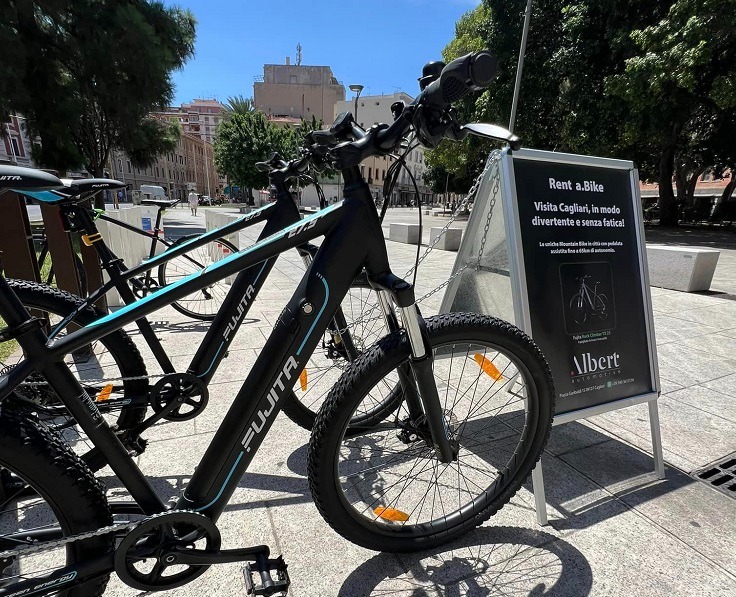 Cagliari, 3 bici parcheggiate in piazza Garibaldi: noleggio chiuso dal Comune per 4 giorni