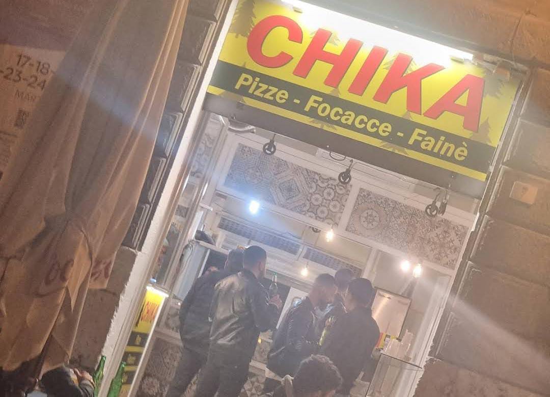Pizze e kebab tra tavolini e sgabelli abusivi: stangata al Chika di piazza Yenne a Cagliari
