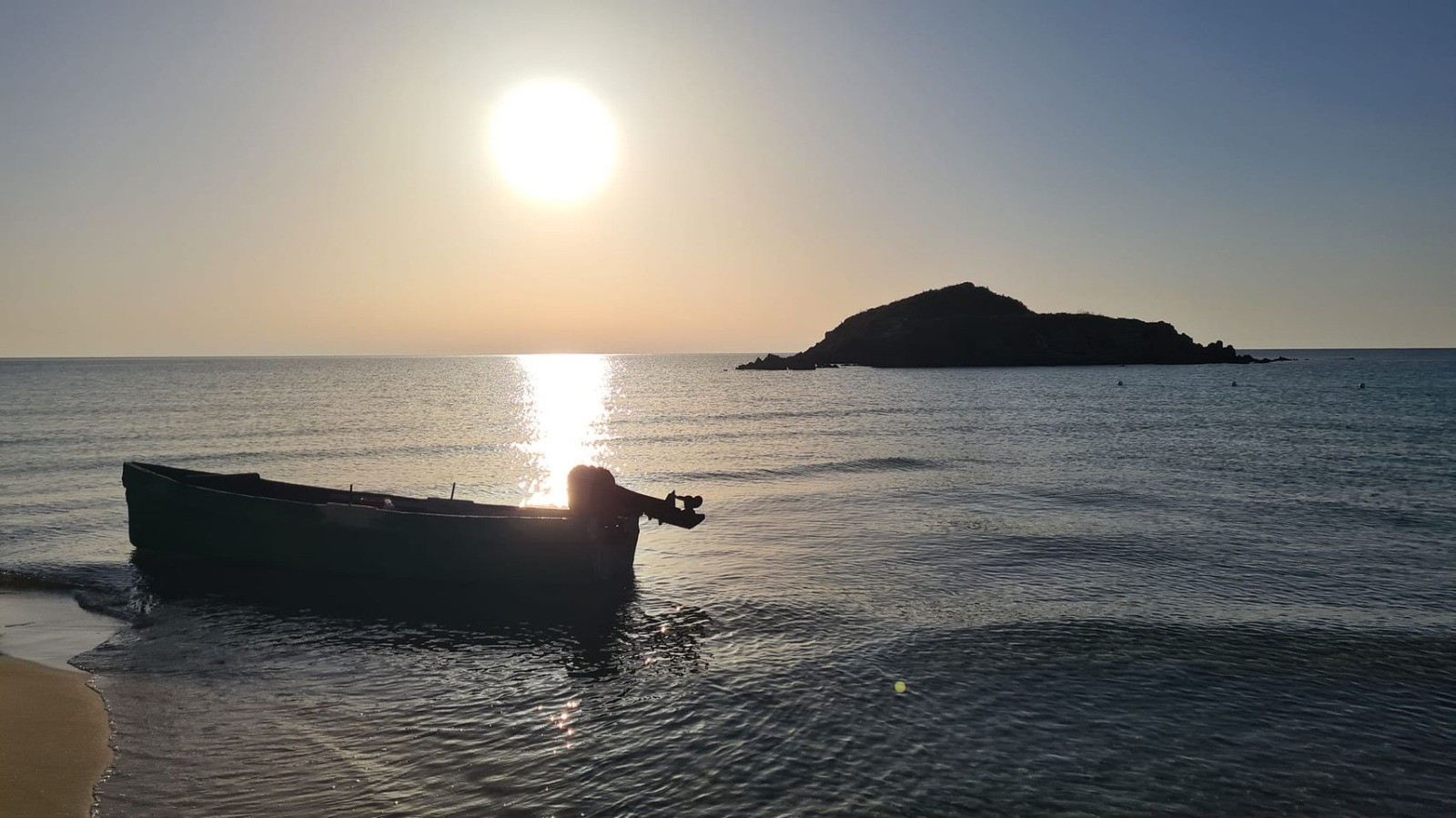 Migranti, sbarco all’alba a Chia: 10 ragazzi tunisini accolti in uno stabilimento balneare