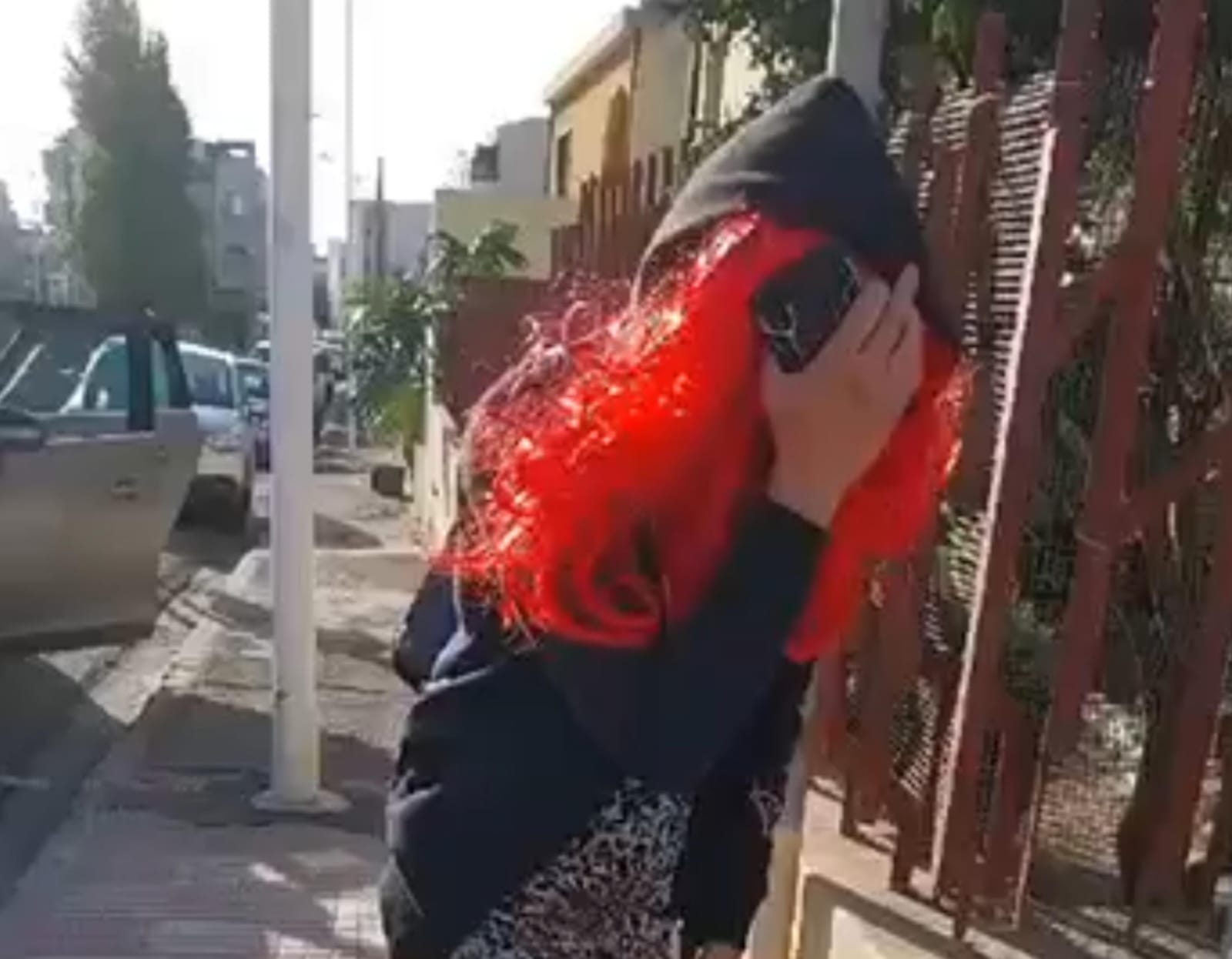 Travestito da donna si spoglia nudo nei giardinetti vicino all’asilo: maniaco rischia il linciaggio a Cagliari