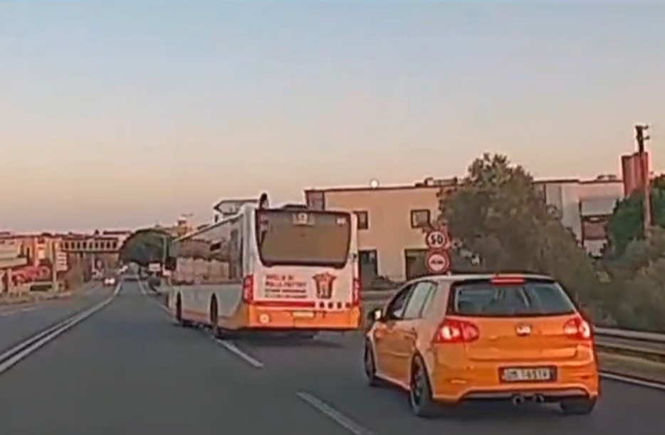 Cagliari, la folle manovra di un bus in viale Elmas: impatto col guardrail evitato all’ultimo