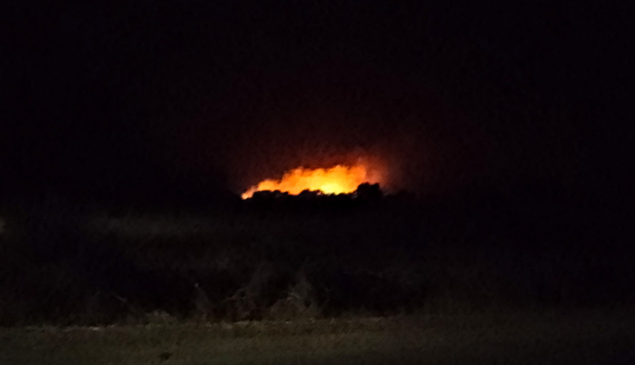 Incendio a Serramanna: fiamme dietro la chiesa campestre di Santa Maria