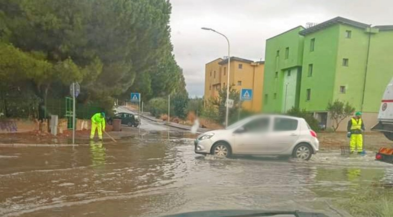 Poche gocce di pioggia e primi allagamenti a Carbonia: disagi in corso Iglesias e via Lubiana