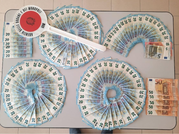 Porto Torres, due passeggeri spagnoli tentano l’ingresso con 43 mila euro in contanti: scatta il sequestro