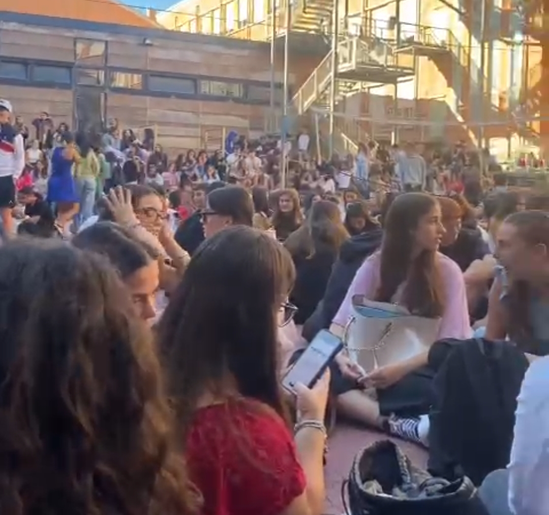 Cagliari, centinaia di studenti protestano all’Eleonora d’Arborea: “Hanno tolto le macchinette e ridotto la ricreazione”